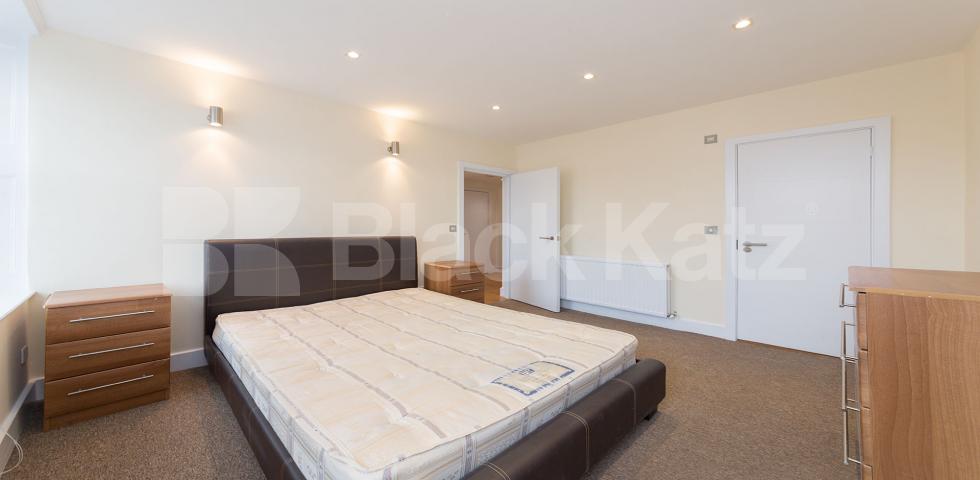 			2 Bedroom, 1 bath, 1 reception Flat			 Chapel Market, N1, ANGEL-ISLINGTON